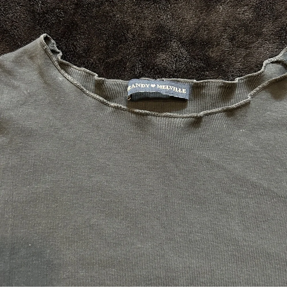 Brandy Melville Black Lettuce-Edge Baby Tee - Picture 4 of 4